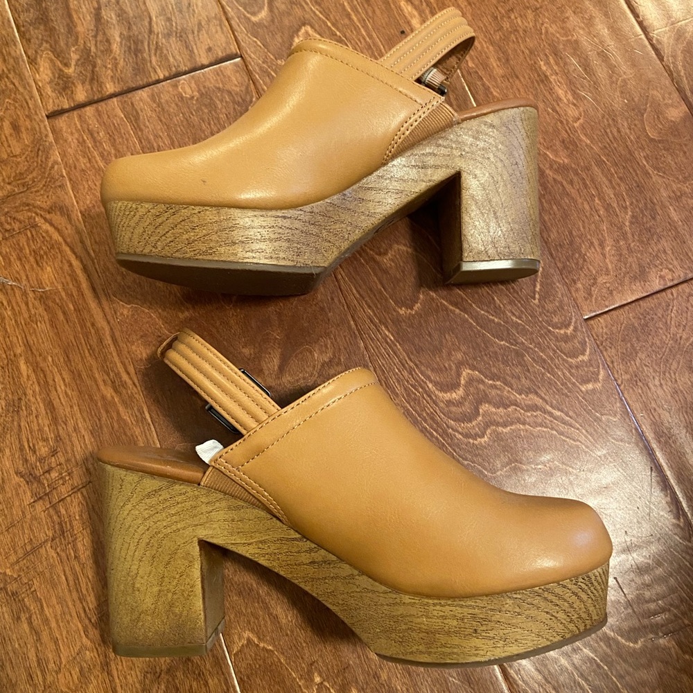 Tan clogs 7.5